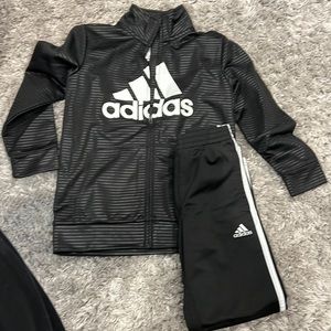 Boys sweat shit adidas size 7 boys